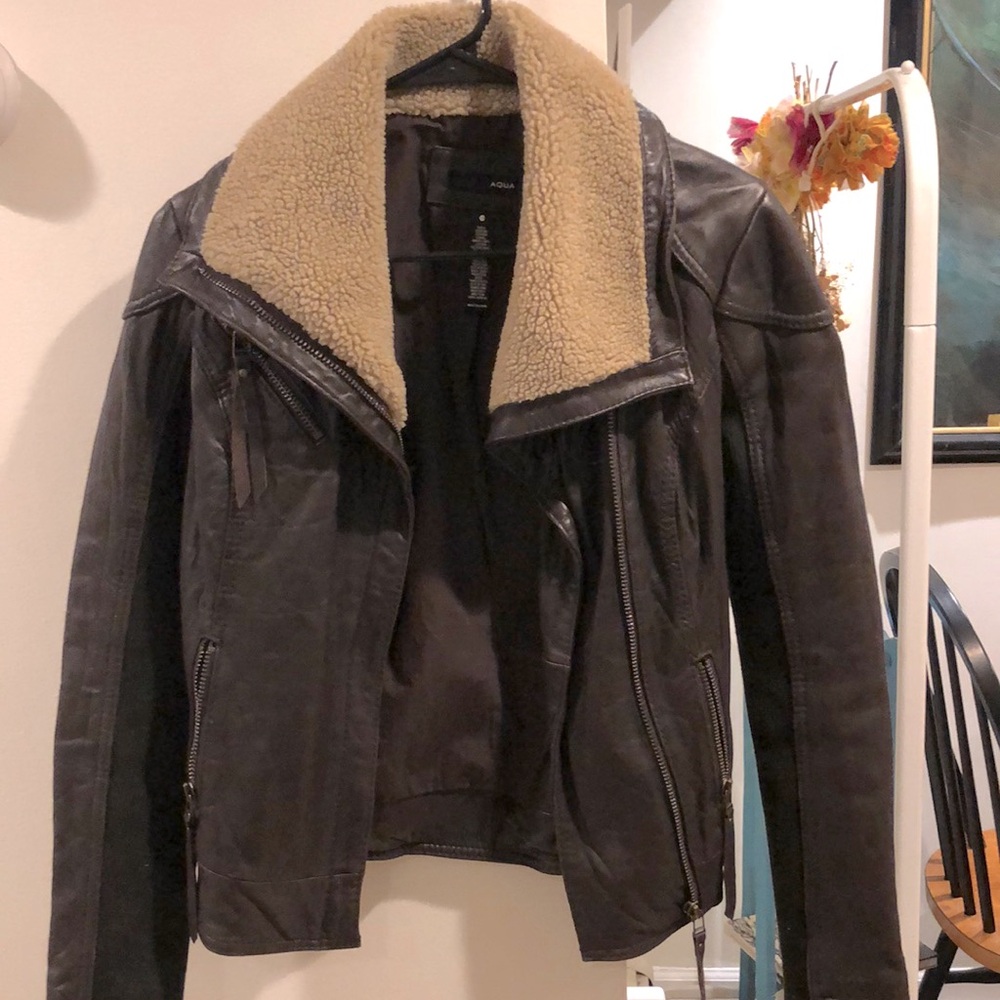 100% Women’s leather jacket XS. Barely worn